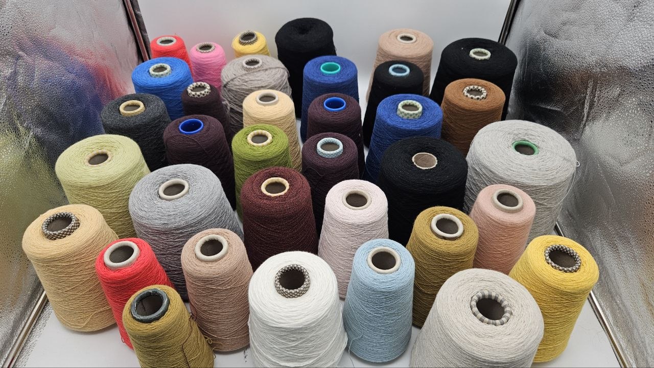 LOT OF CASHMERE - Image 1